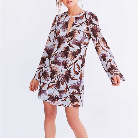 Kimchi Blue Bell Sleeve Keyhole Shift Mini Dress - Picture 2 of 7