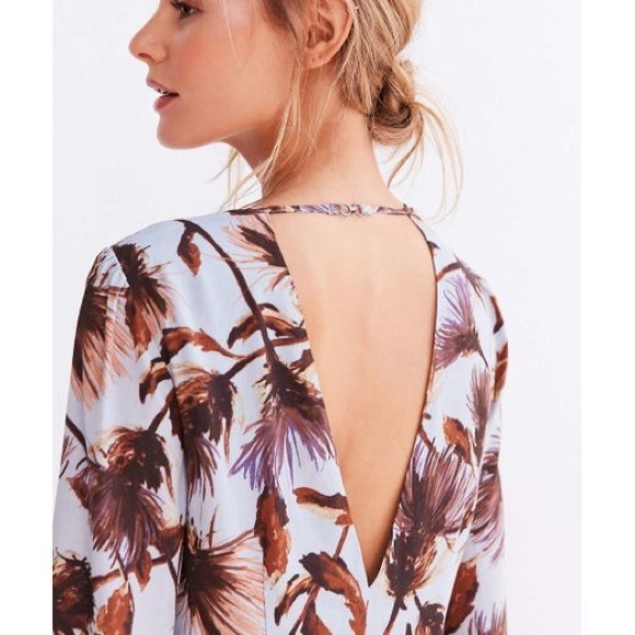 Kimchi Blue Bell Sleeve Keyhole Shift Mini Dress - Picture 4 of 7