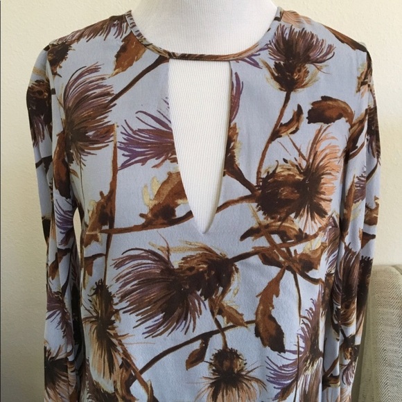 Kimchi Blue Bell Sleeve Keyhole Shift Mini Dress - Picture 5 of 7