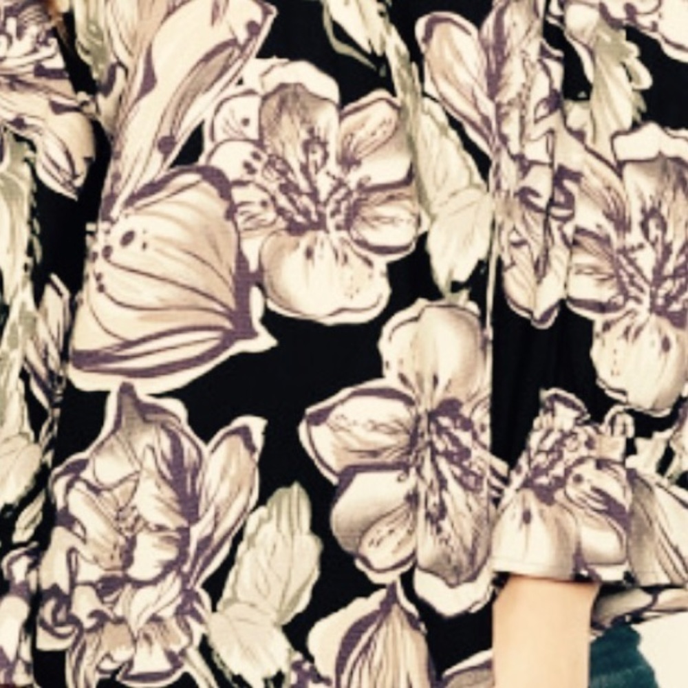💋BLACK FLORAL COLD SHOULDER TOP-S-M-L - Picture 4 of 5