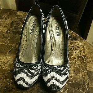 🎉SALE🎉 Unlisted by Kenneth Cole 4" Heel Pump