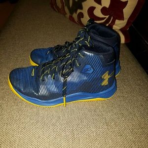 Boys Stephen Curry high top tennis shoes