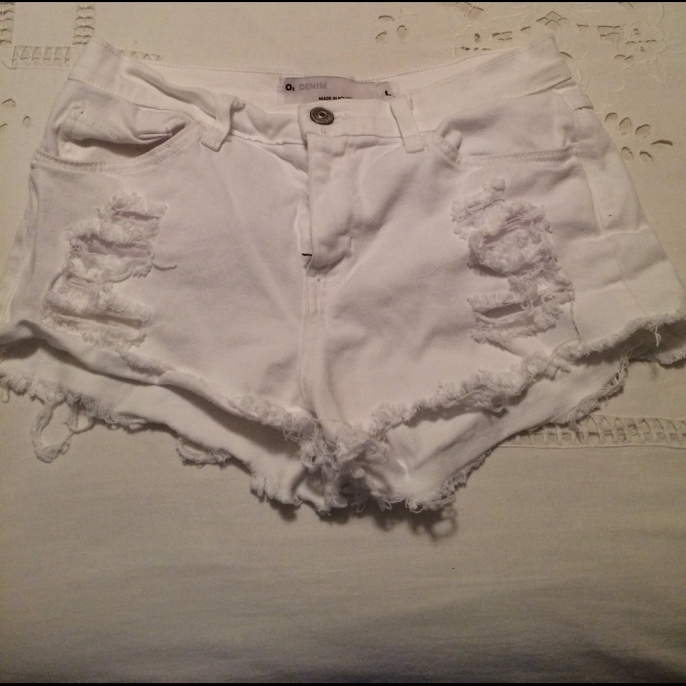 White Denim shorts. Never worn!!!!