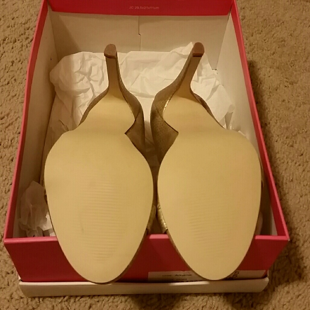 Shoes - Picture 4 of 5