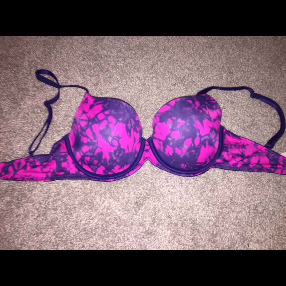 Never worn Victoria Secret wear everywhere bra 32d