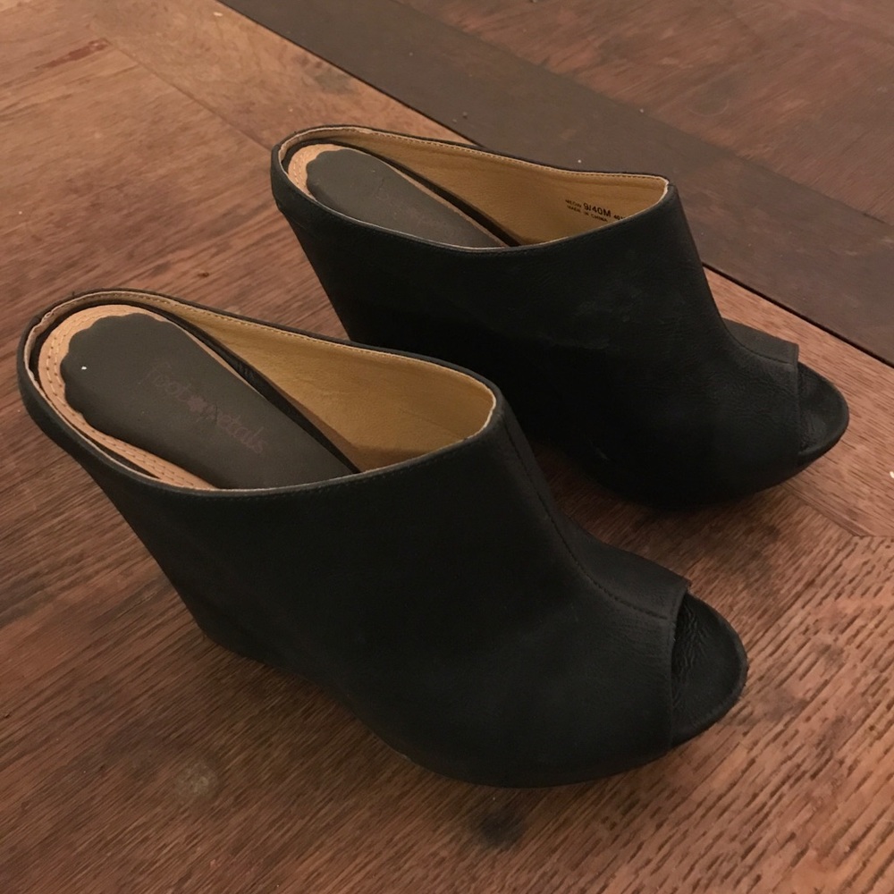 Chinese laundry 4 1/2 inch black heeled clogs