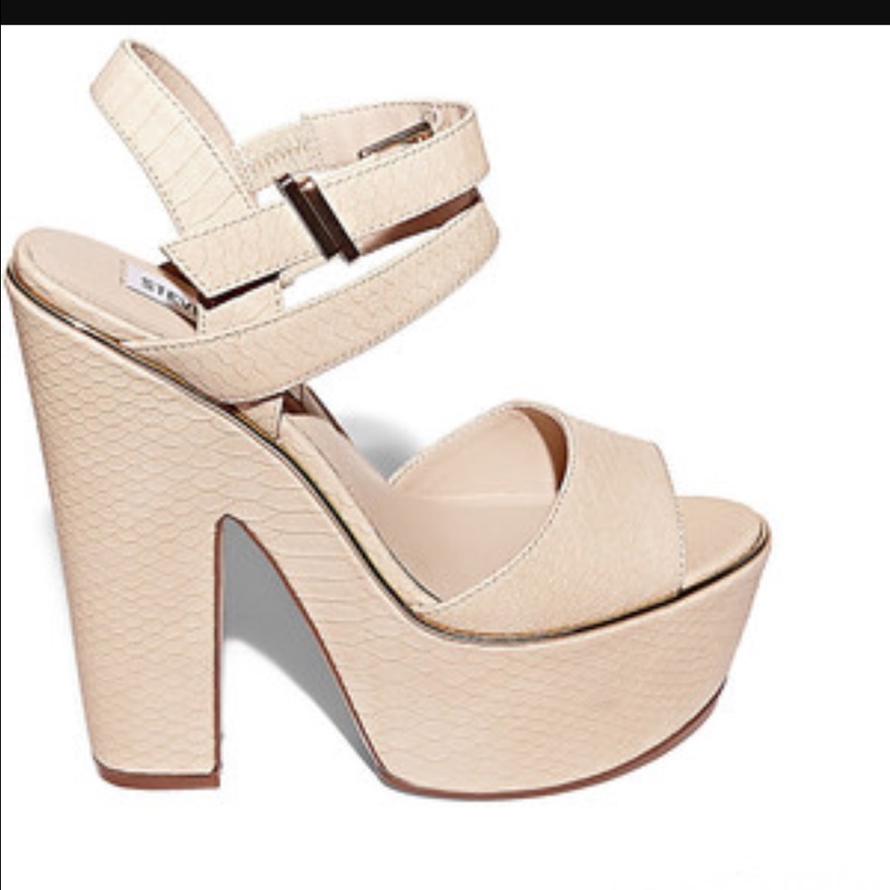 🎉HP🎉 BRAND NEW STEVE MADDEN WEDGES!
