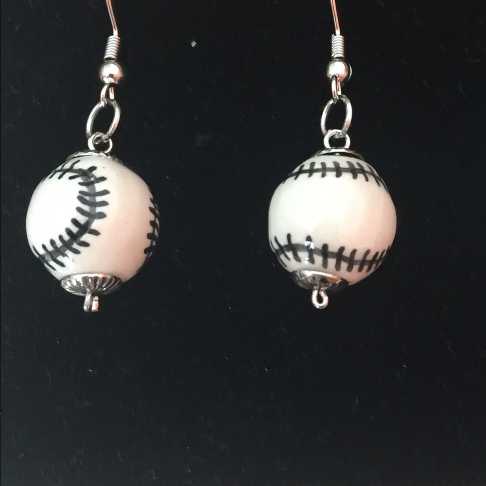 TEAM MOM softball bead earrings.