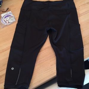 Lululemon Outrun 17" crop size 12