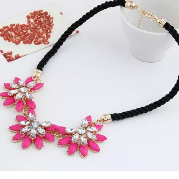 Jewelry - 💕🎀💐 Pink statement necklace Pink 🎀👑💐