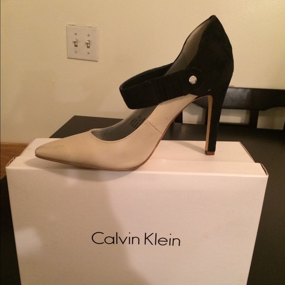 Cream/black leather pumps - Picture 3 of 7