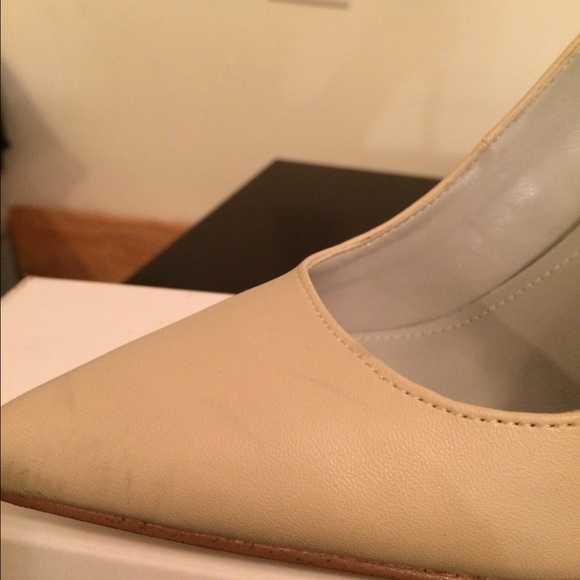 Cream/black leather pumps - Picture 6 of 7