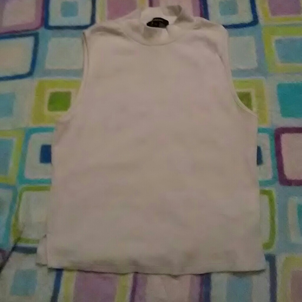 White sleveless crop top