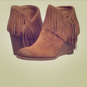 Lucky 🍀 Brand Yachin fringe bootie.