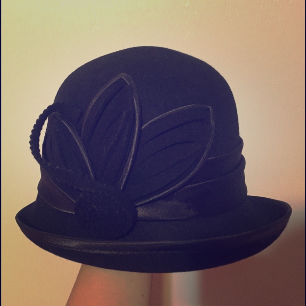 Women topper with mysterious style