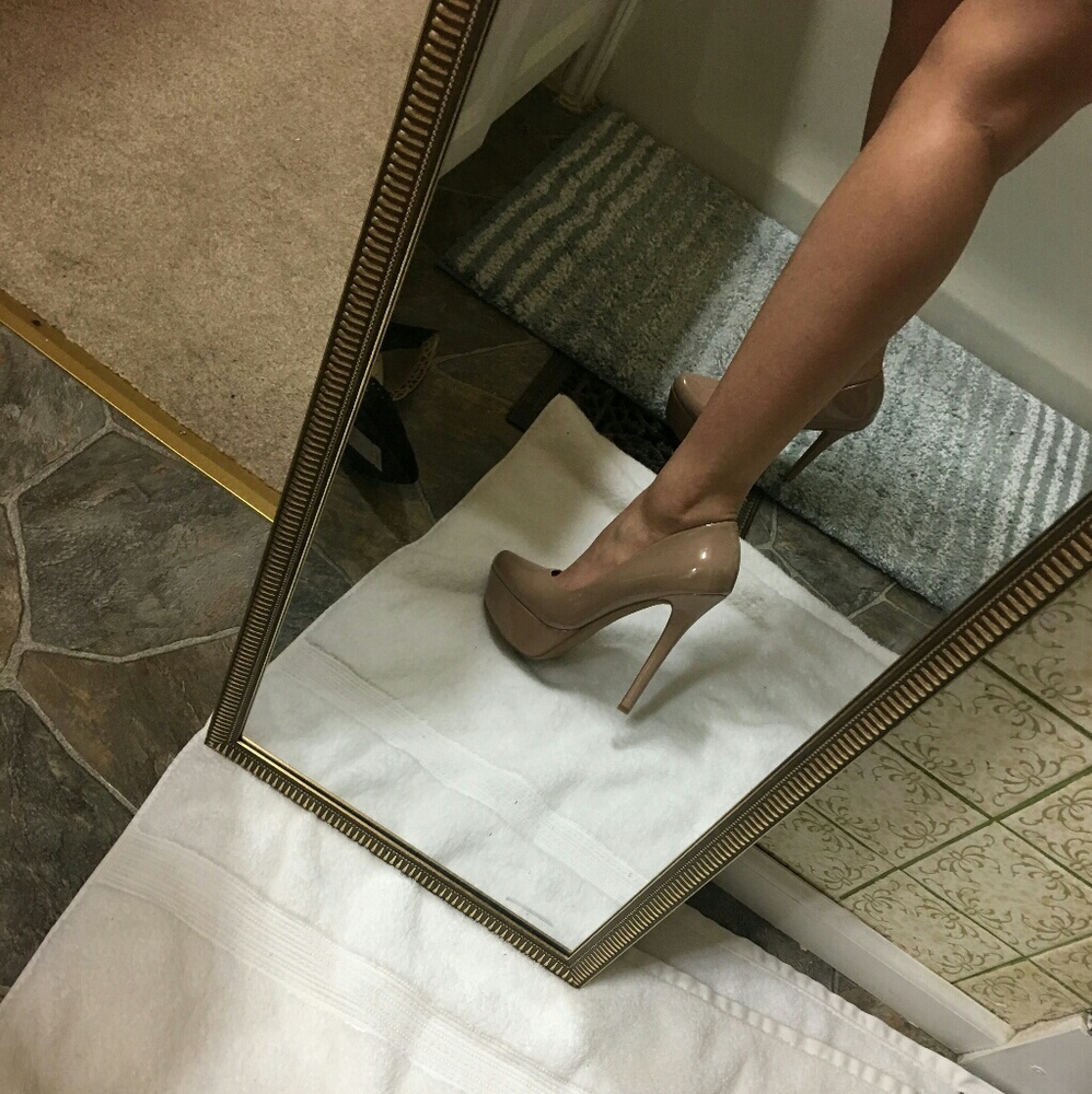 Jessica Simpson platform nude heels - Picture 2 of 5