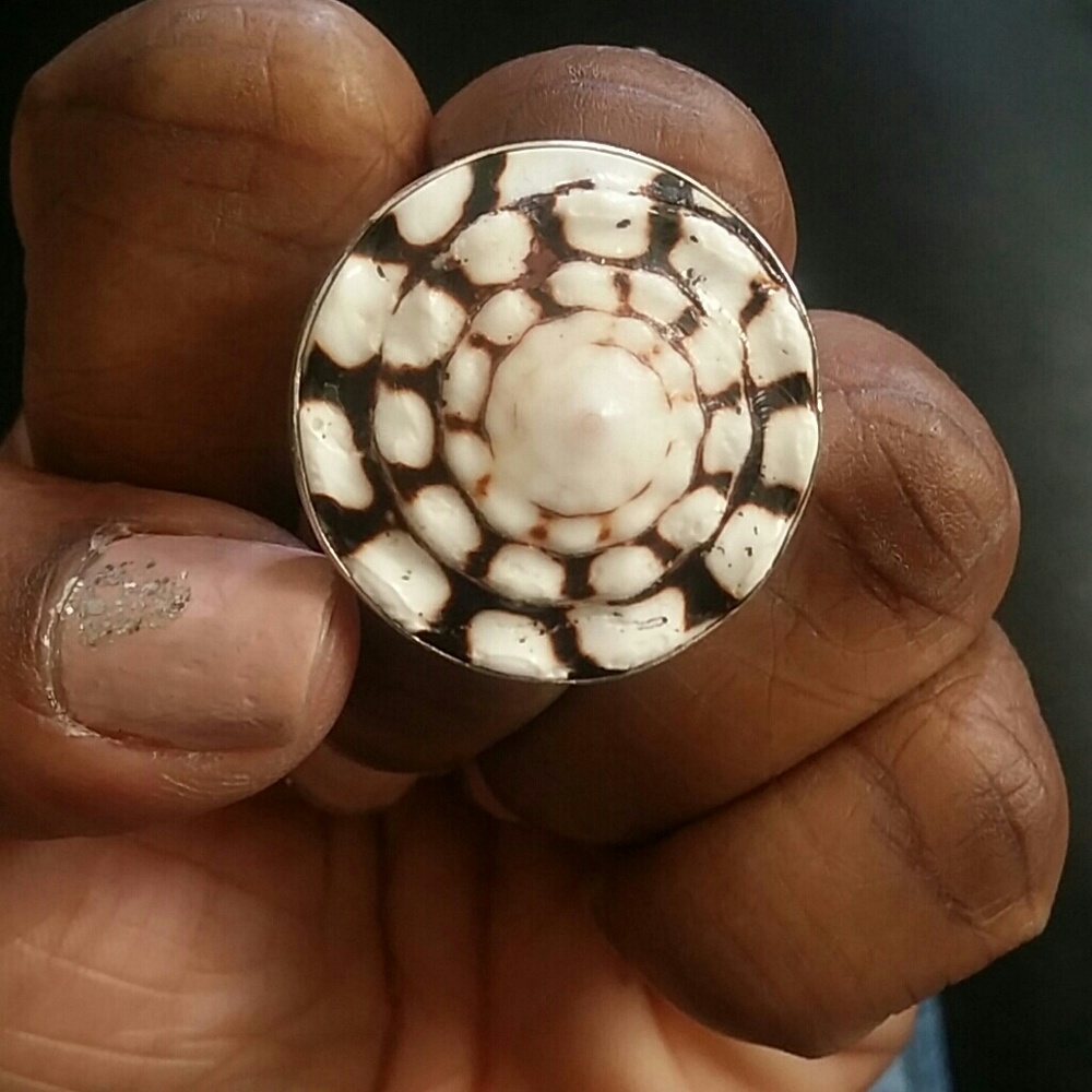 Silver shell ring. Sze 8
