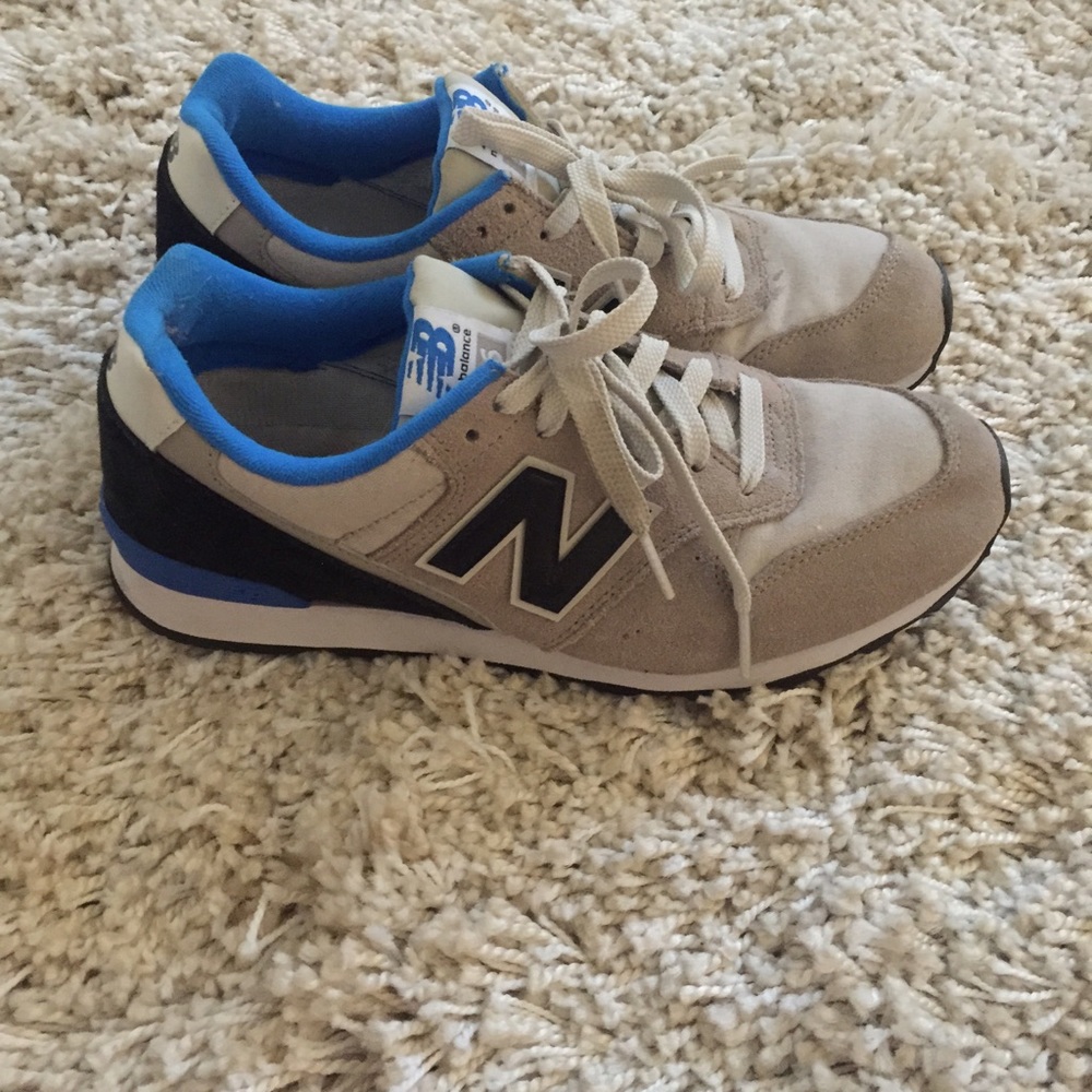 Gently used new balance sneakers