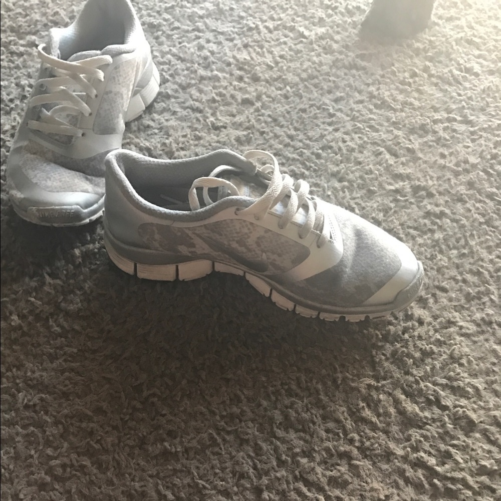 TODAY ONLY Nike Free 5.0 Unique Silver Snake Print