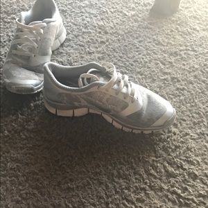 TODAY ONLY Nike Free 5.0 Unique Silver Snake Print