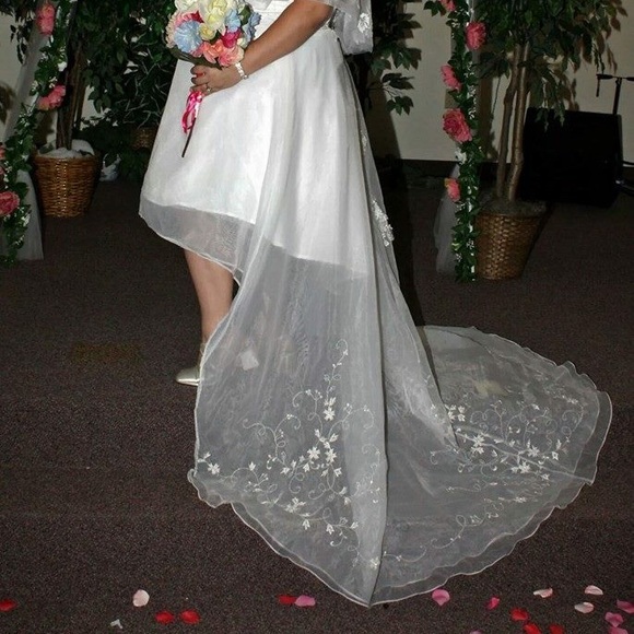 Modern wedding dress - Picture 2 of 3