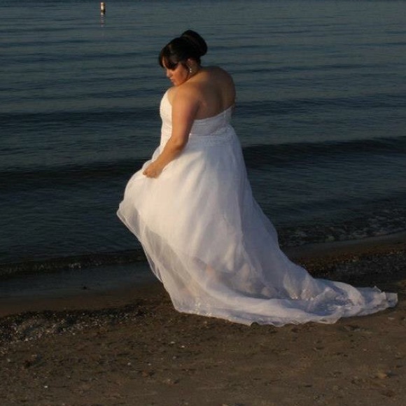 Modern wedding dress - Picture 3 of 3