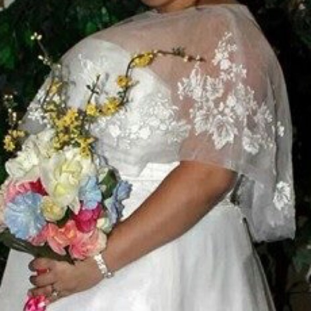 Cape/Bolero - Picture 2 of 2