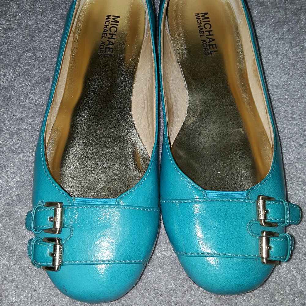Autentic Micheal Kors double bucle flats.