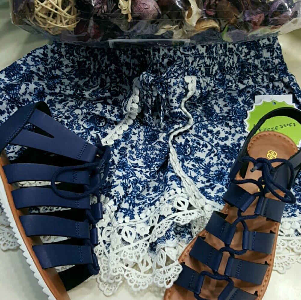 Floral / lace short Size Large 28" flat to 32" max