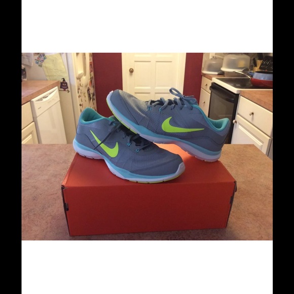 Nike Shoes - 1 HOUR Sale women's Nike Flex Trainer 5 running