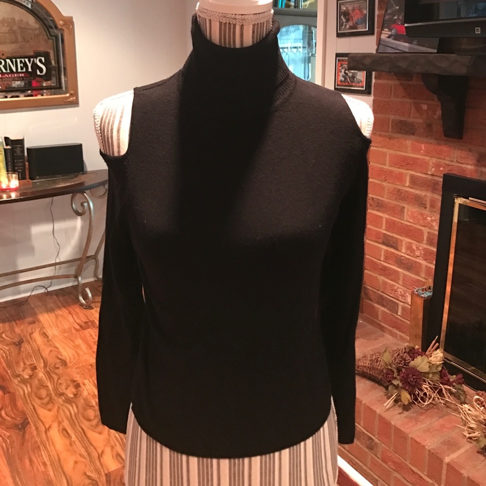 Cold shoulder thin sweater⭐️