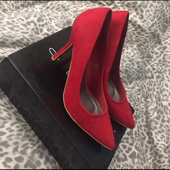 Red faux suede pointed stiletto - Picture 2 of 3