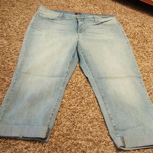 Capris 16w