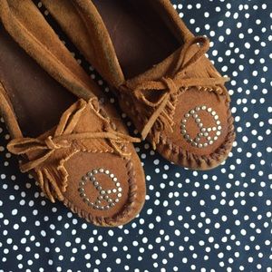 {Minnetonka} Brown Suede Moccasins with Fringe