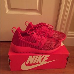 NIB NIKE ROSHE ONE 7