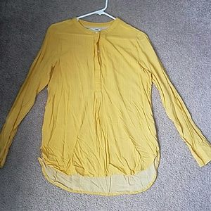 Light weight yelling half button tunic top