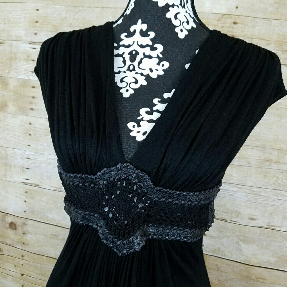 🚫 SOLD SKY Black Cap Sleeve Top - Picture 2 of 4