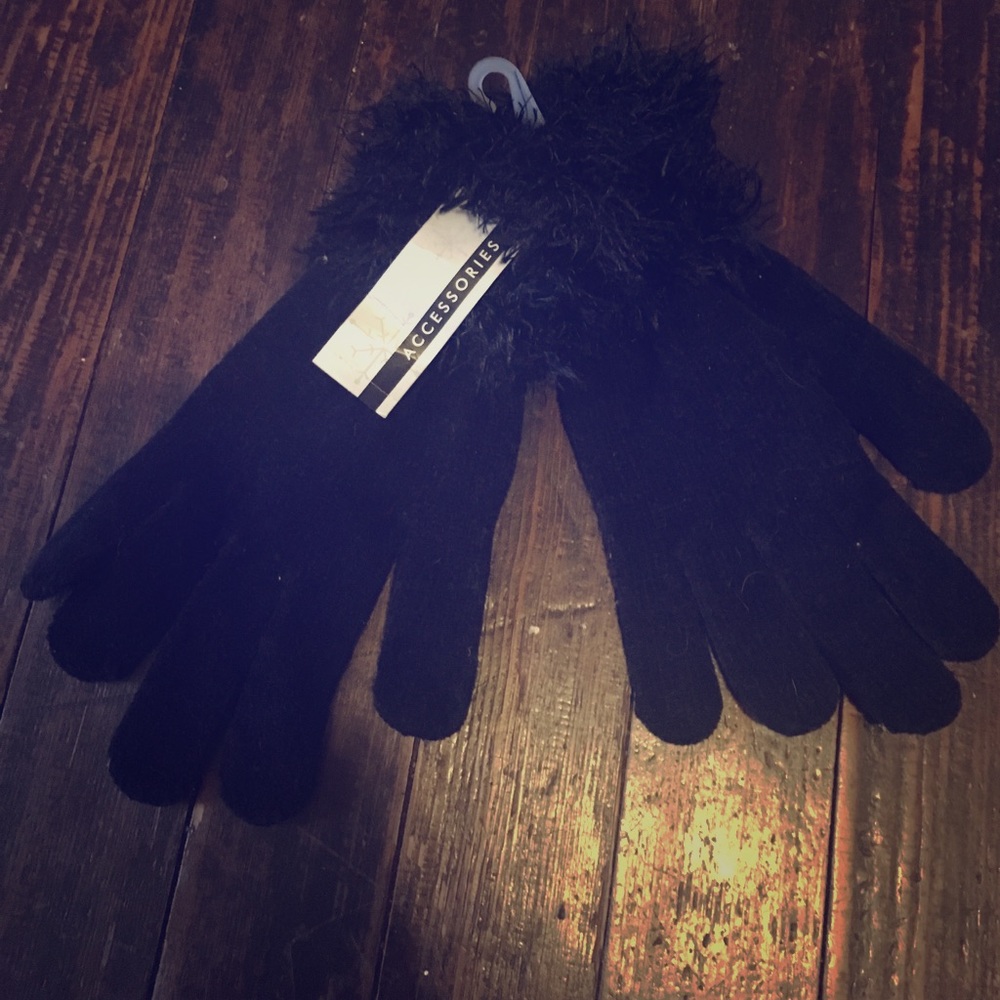 Fuzzy wrist black gloves