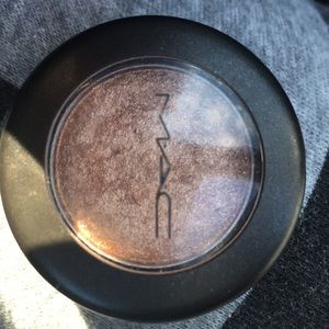 MAC eyeshadow: Honey Lust