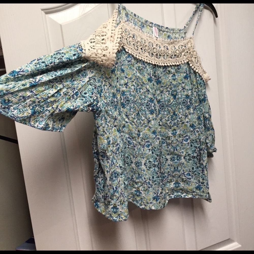 Cold shoulder top