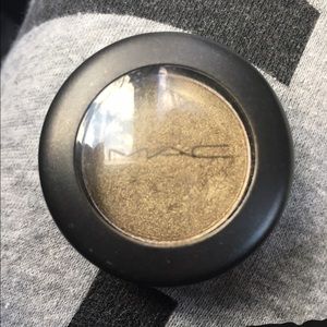 MAC Veluxe Pearl Eyeshadow: Sumptuous Olive