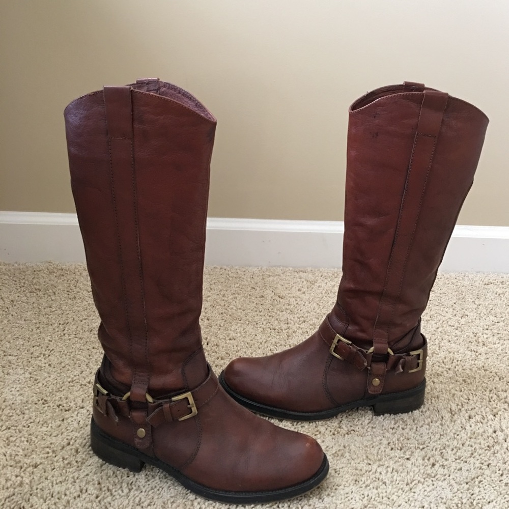 Brown riding boots with buckles