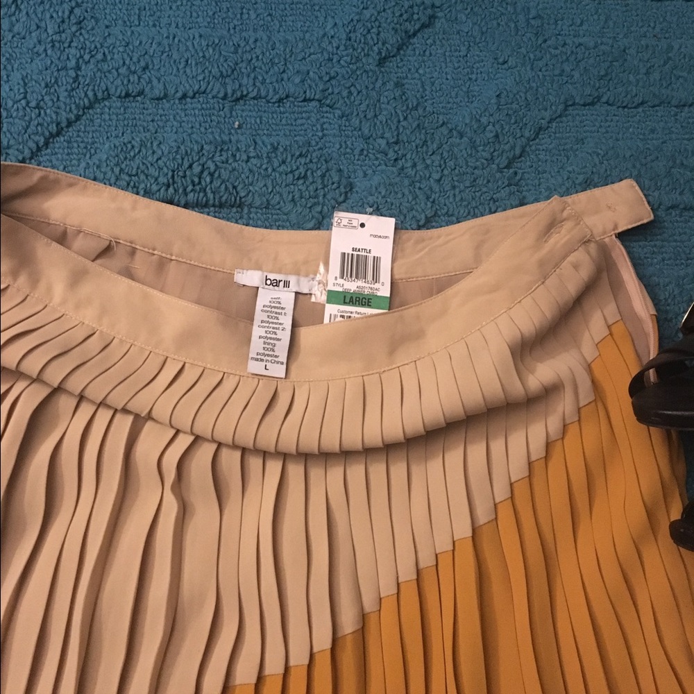 Bar III pleated skirt - Picture 3 of 4