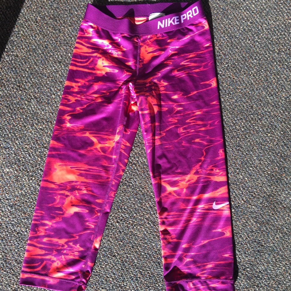 Nike pro crop running leggings.