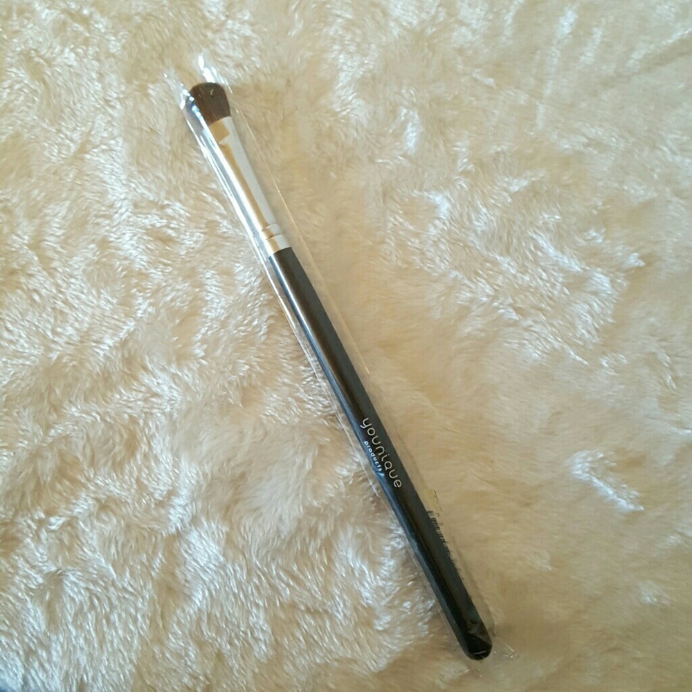 Deluxe eye shadow brush