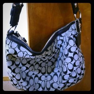 HOLD COACH COACH SOHO SIGNATURE LARGE HOBO?