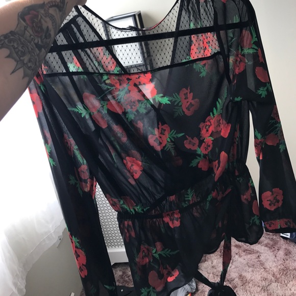 Beautiful express top! New! - Picture 2 of 3