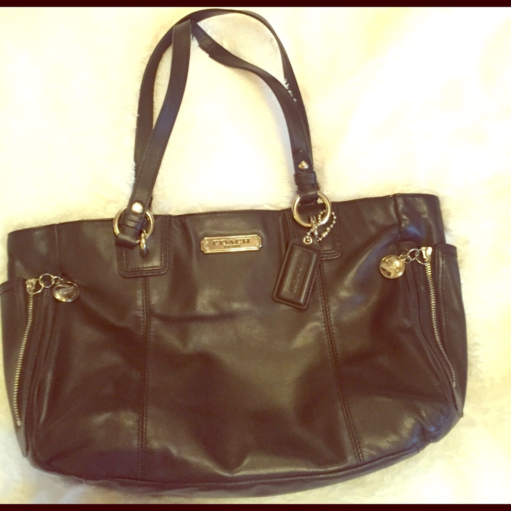 Coach black leather purse 👛
