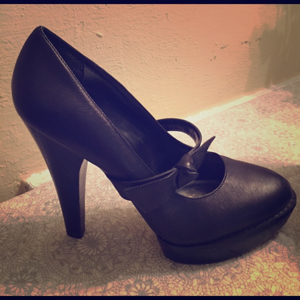 Black heels with bow