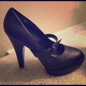 Black heels with bow